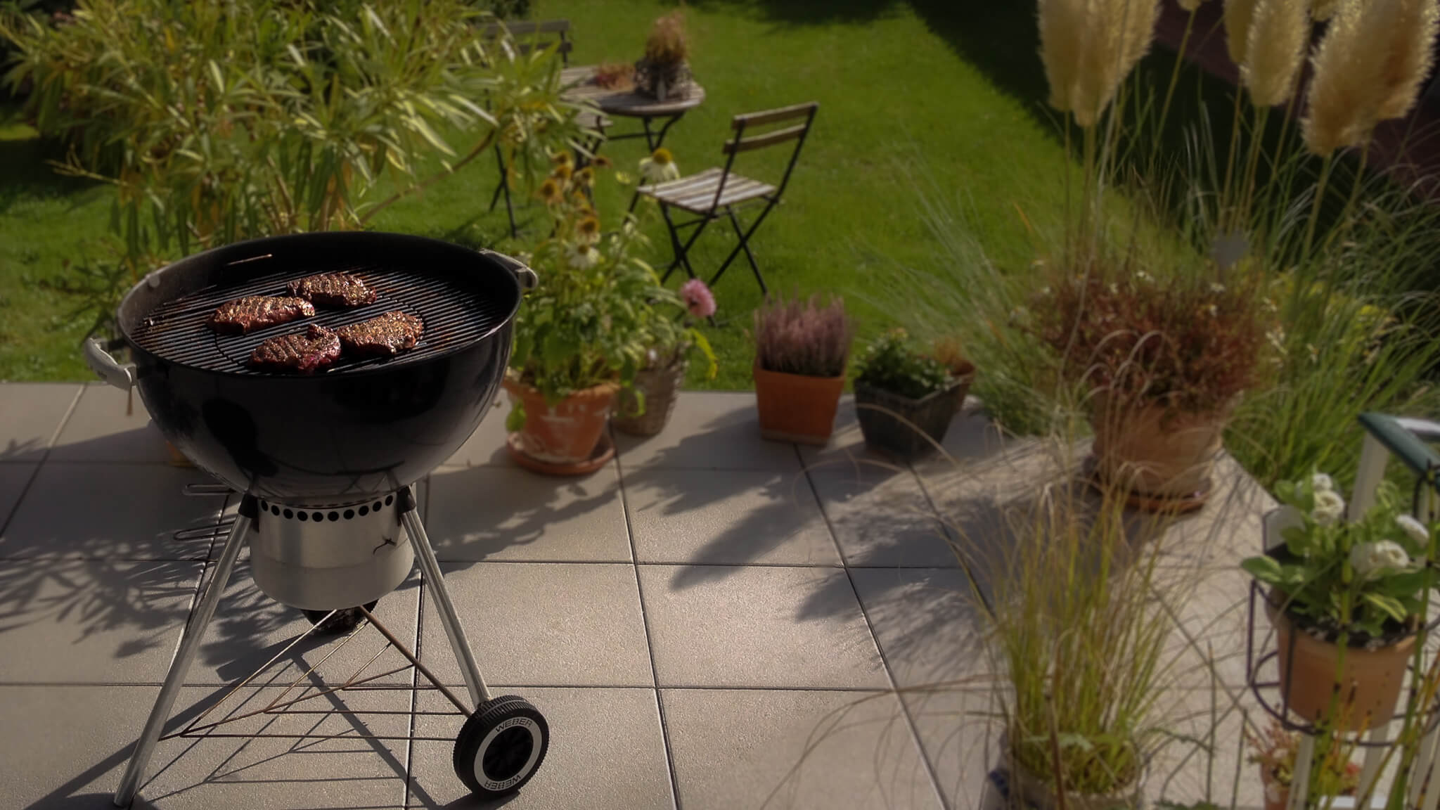 Hintergrundbild mit Grill und Steaks